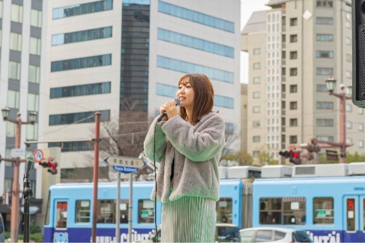 Ms. Morimitsu performing “Aogiri no uta” at the event